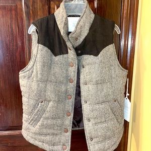 Women’s brown tweed quilted lined vest snap closure